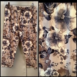 Capris Women’s Plus/Curvy 12-20 Elastic Waistband Smoked Out Floral Pattern